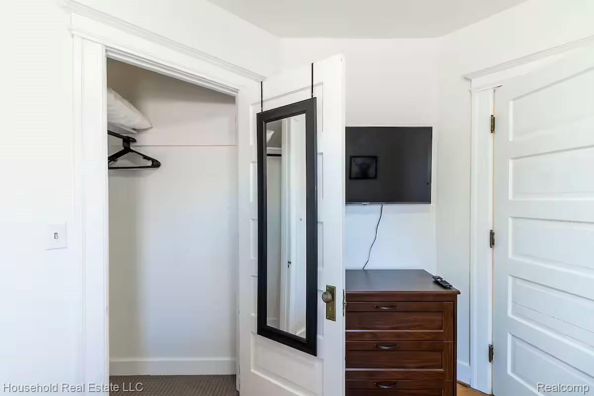 4446 Commonwealth Street Detroit, MI 48208 - Photo 11 of 28 View of closet