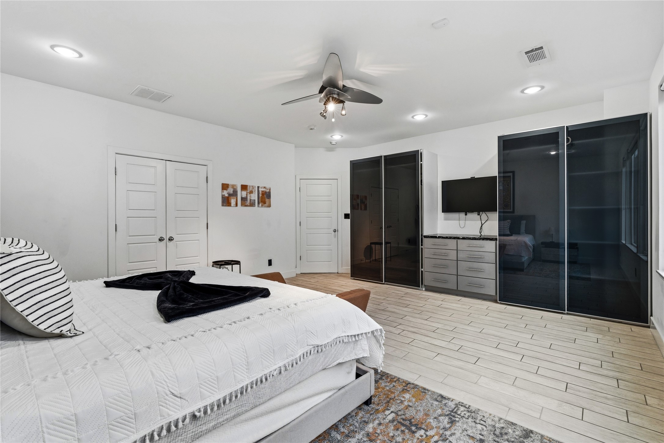 2025 Colquitt Street, Unit A Houston, TX 77098 - Photo 25 of 40 a bedroom with a bed and a television on desk