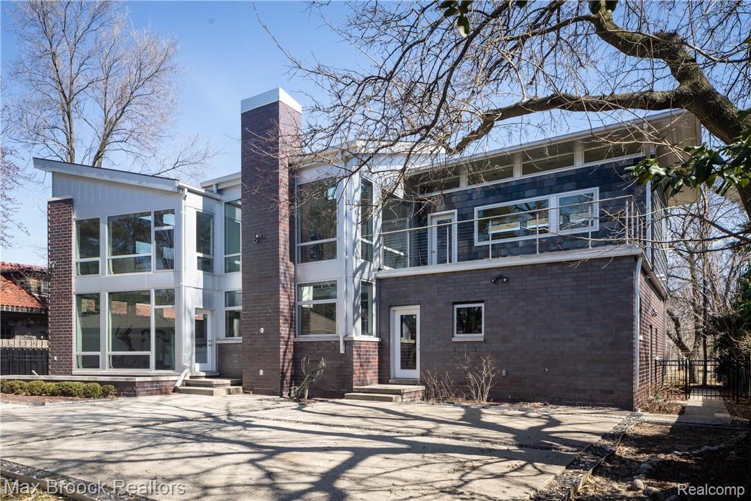 Contemporary Style Back of Home