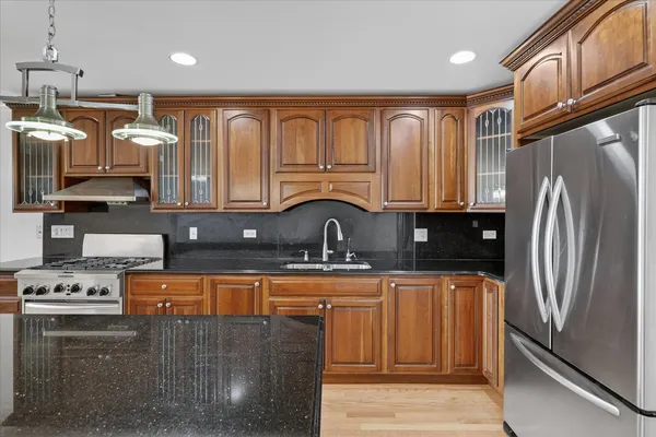 $2,500 | 7036 Cermak Road, Unit 2, Berwyn, IL 60402