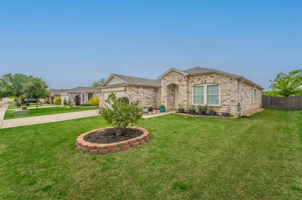 $322,900 | 309 Broken Arrow Lane, Krum, TX 76249