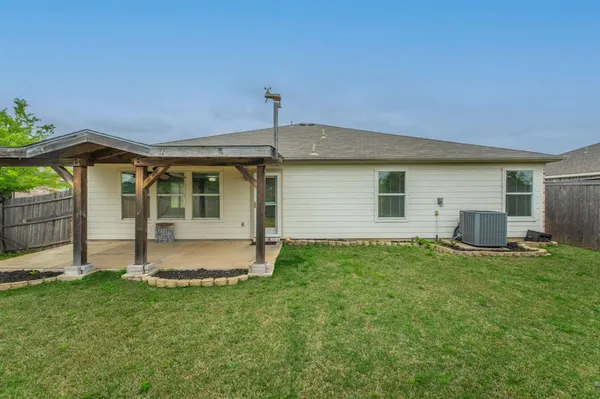$322,900 | 309 Broken Arrow Lane, Krum, TX 76249