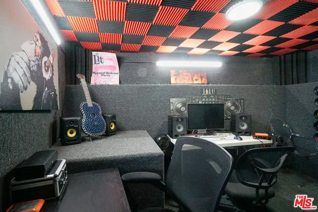 a view of a backyard with table and chairs potted plants