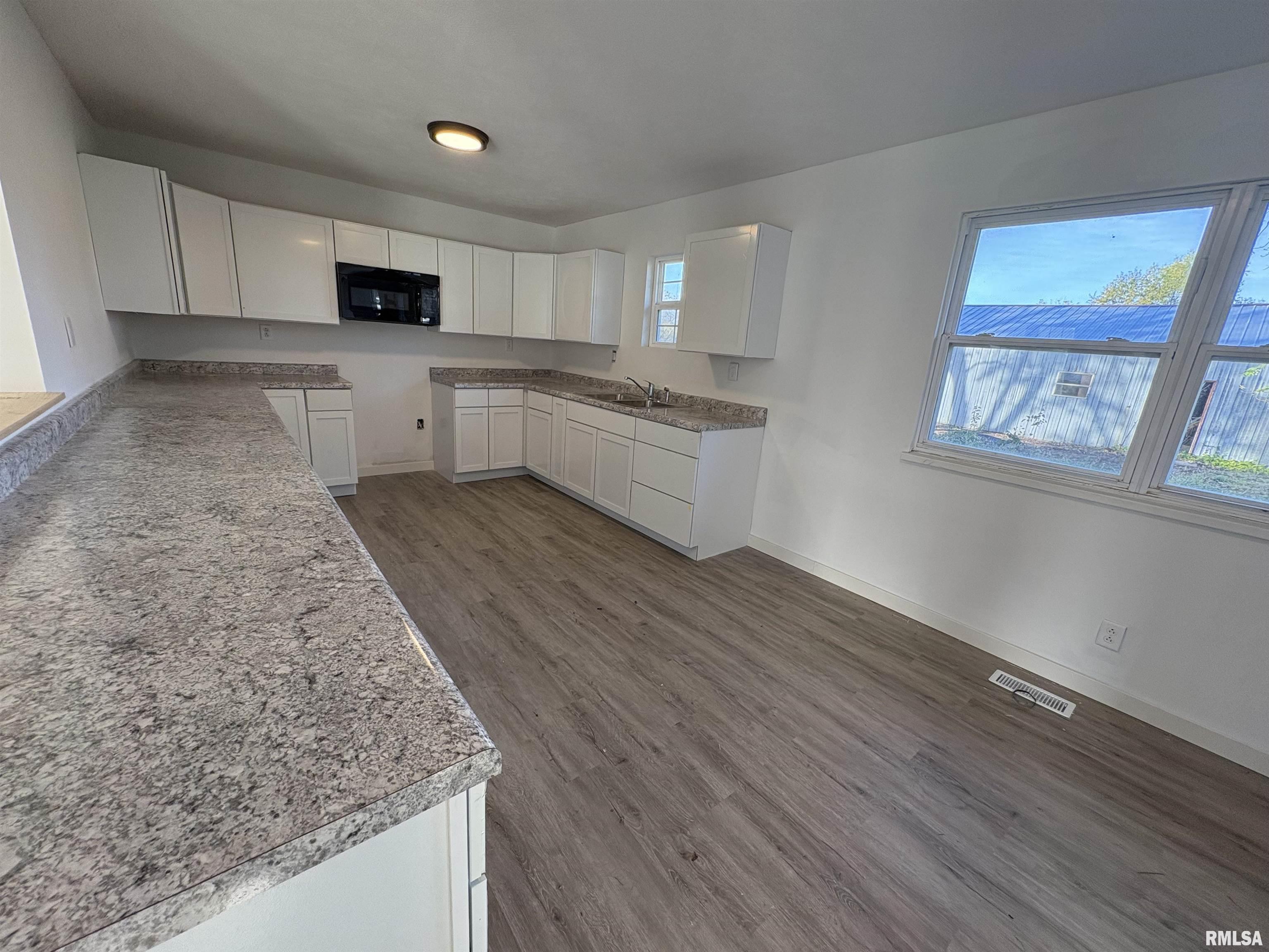 3305 Selmaville Road Salem, IL 62881 - Photo 5 of 17