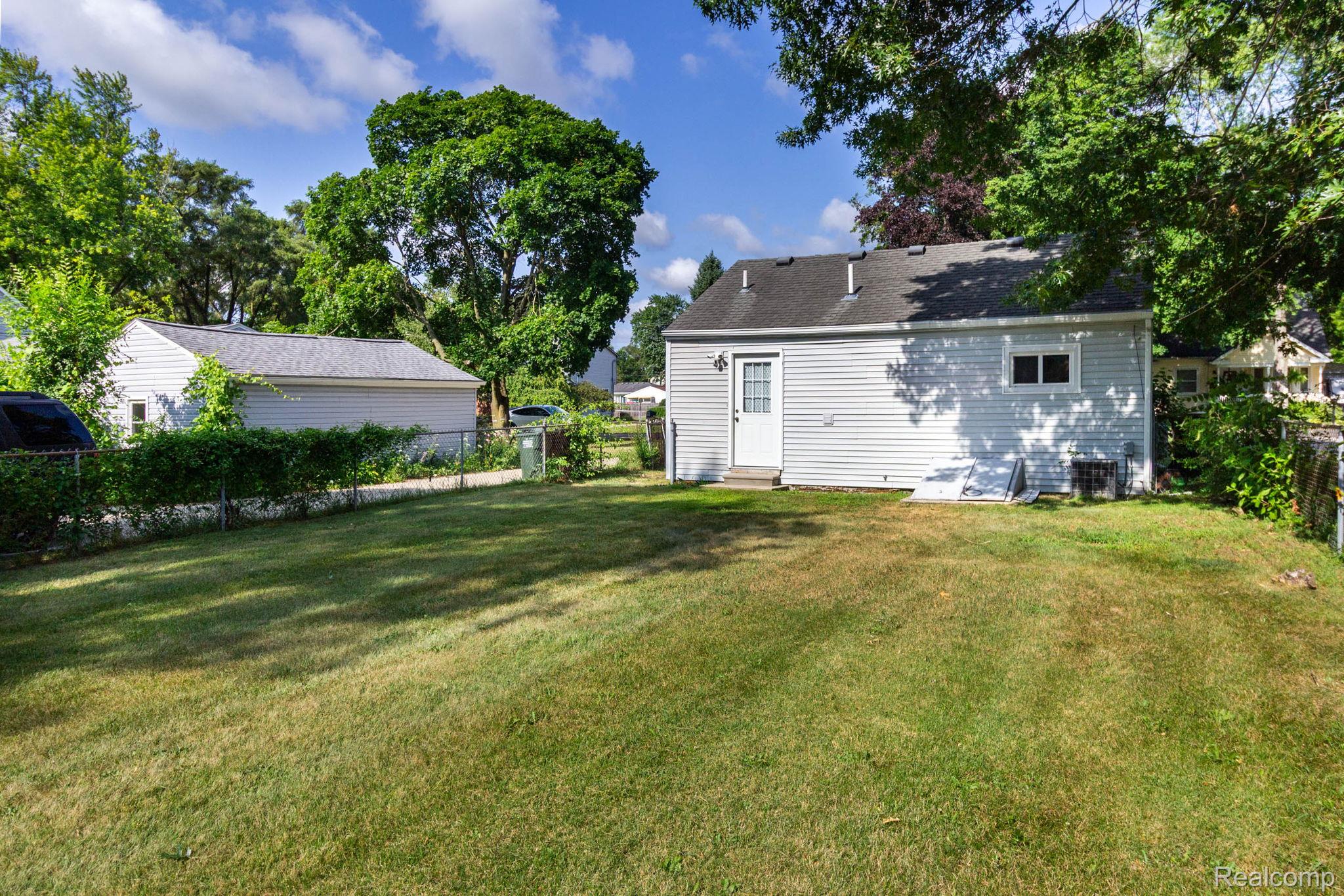 2559 Harrison Avenue Rochester, MI 48307 - Photo 27 of 32 yard (3).jpg