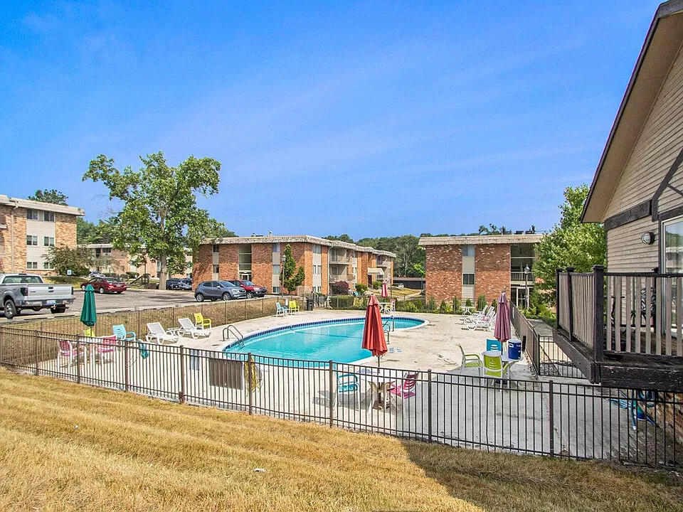 756 West Kilgore Road, Unit 304 Kalamazoo, MI 49008 - Photo 11 of 13 K -Pool conv