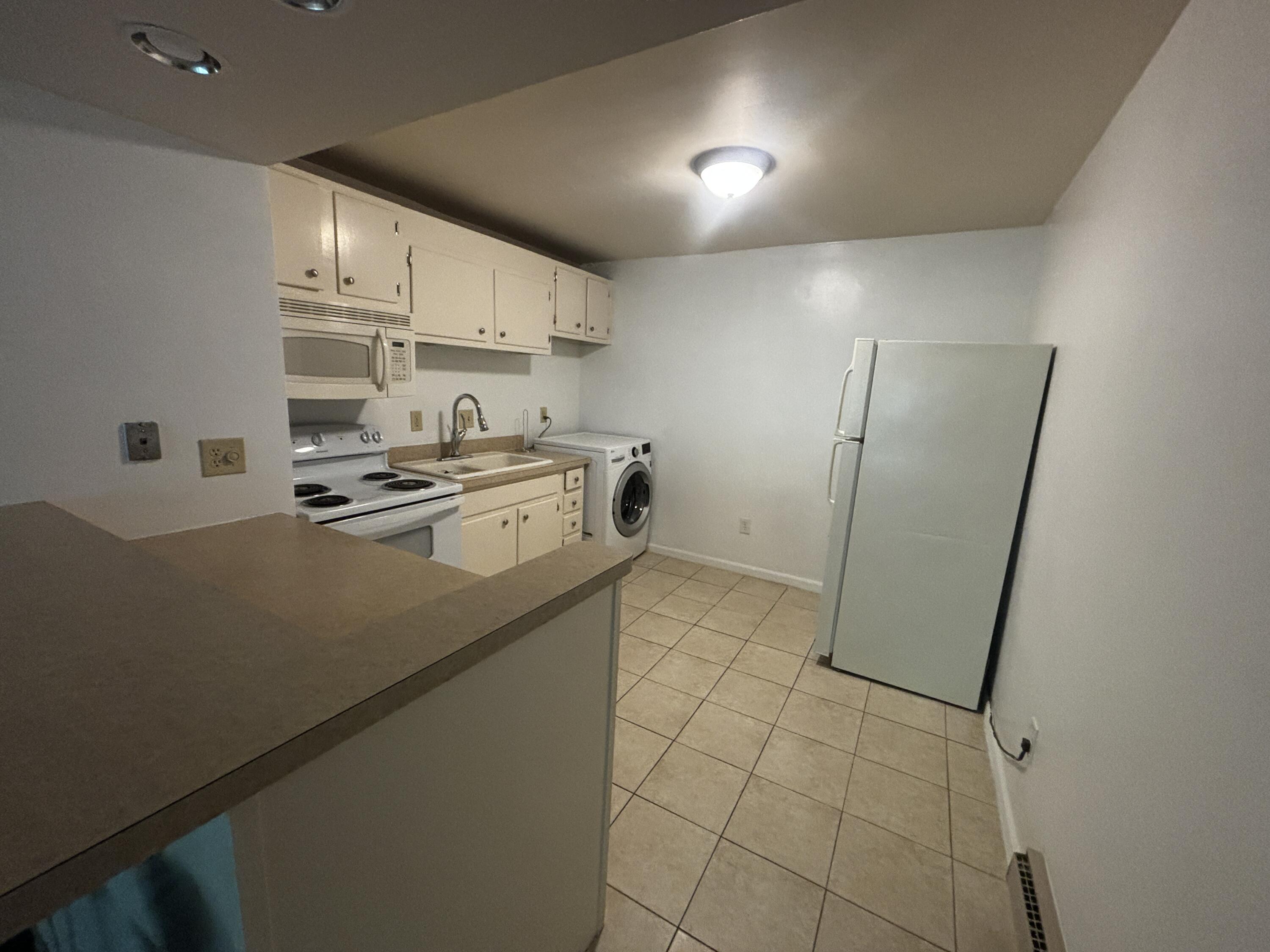 756 West Kilgore Road, Unit 304 Kalamazoo, MI 49008 - Photo 4 of 13 D -IMG_7086