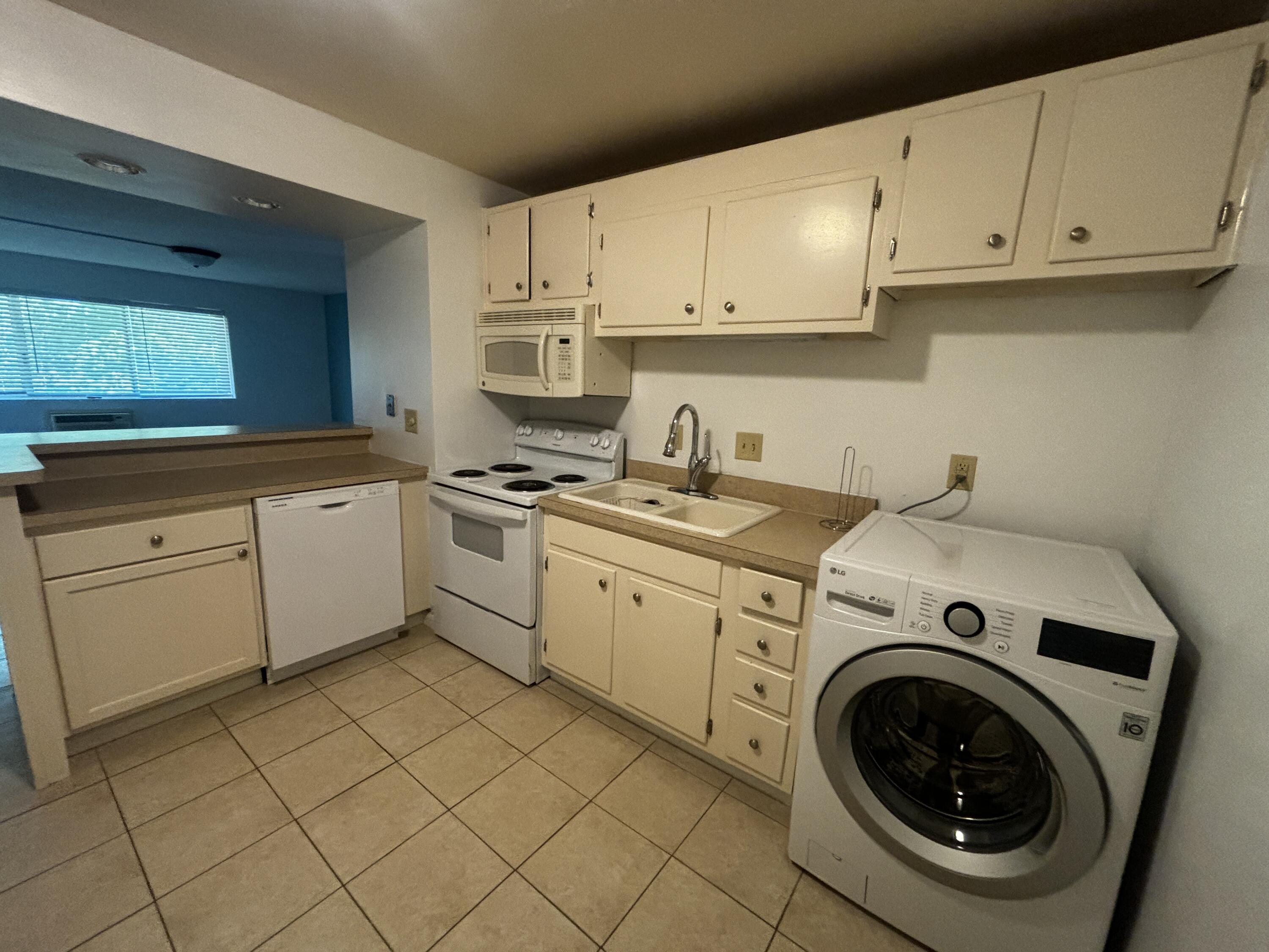 756 West Kilgore Road, Unit 304 Kalamazoo, MI 49008 - Photo 5 of 13 E -IMG_7087