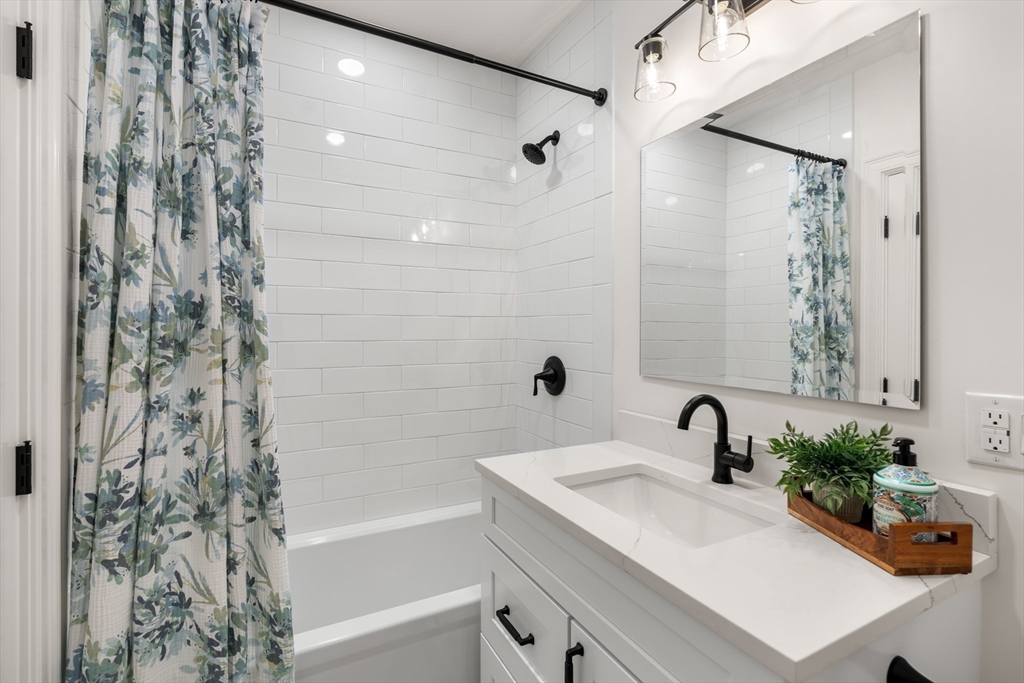 16 Franklin Street, Unit 1303 Salem, MA 01970 - Photo 19 of 31 a bathroom with a sink and a bathtub