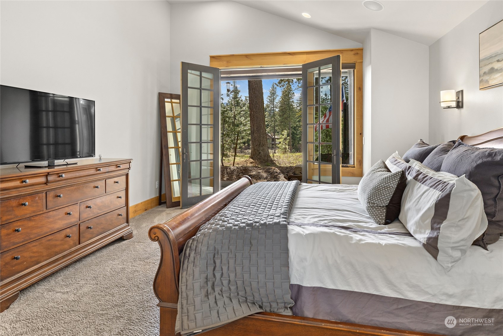 1491 Larkspur Loop Cle Elum, WA 98922 - Photo 19 of 40 a bedroom with a bed and a television