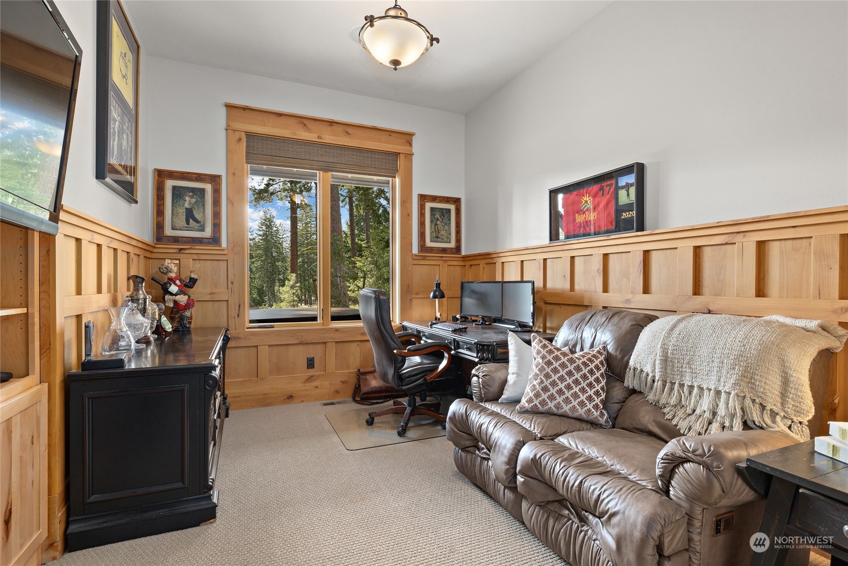 1491 Larkspur Loop Cle Elum, WA 98922 - Photo 22 of 40 a living room with furniture