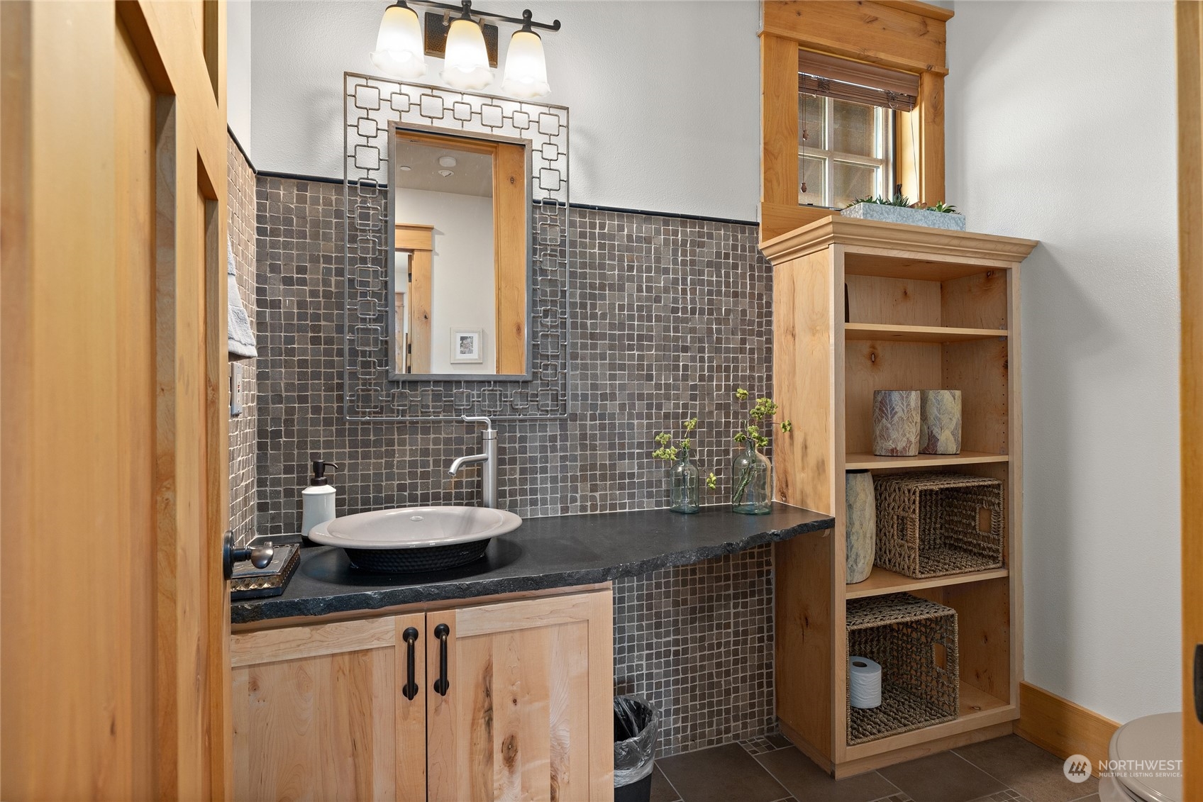 1491 Larkspur Loop Cle Elum, WA 98922 - Photo 23 of 40 a bathroom with a sink and a mirror