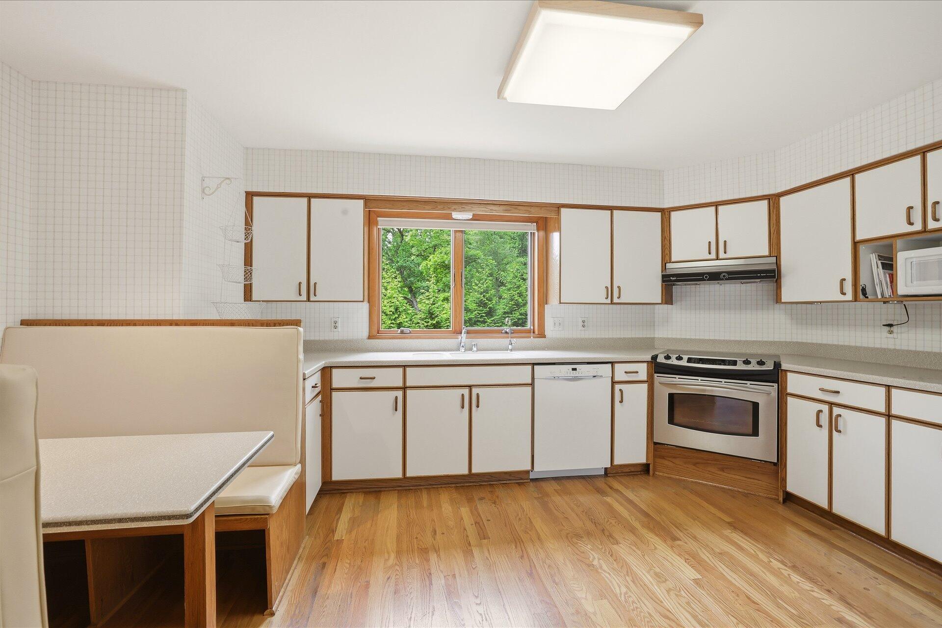 790 Garrison Court Delafield, WI 53018 - Photo 11 of 37 20-009_BCAM1353
