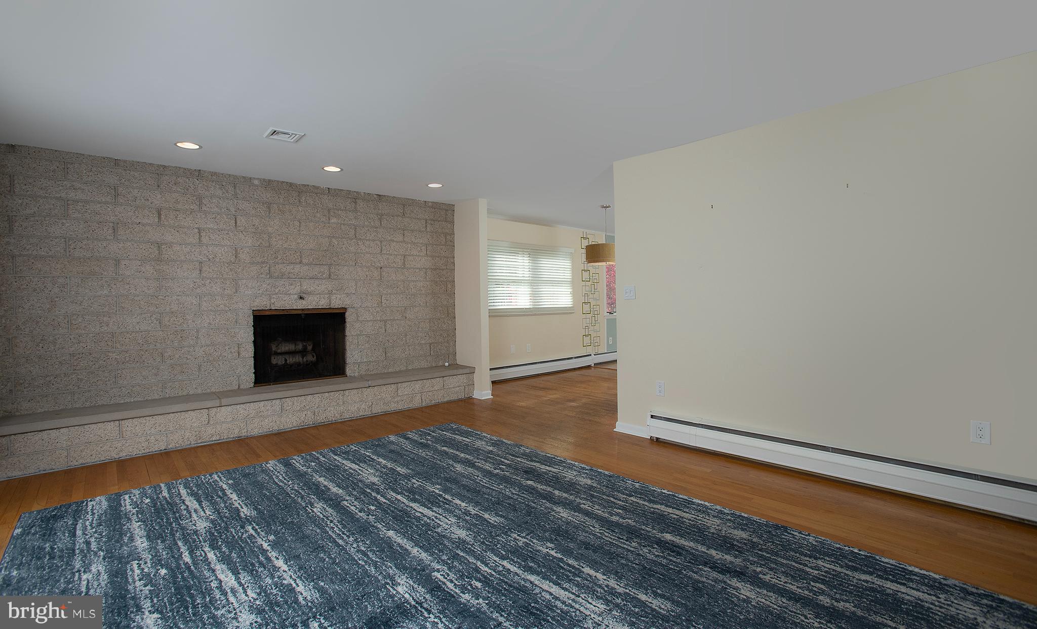 4310 Lakeview Road Harrisburg, PA 17112 - Photo 17 of 54 Large living room