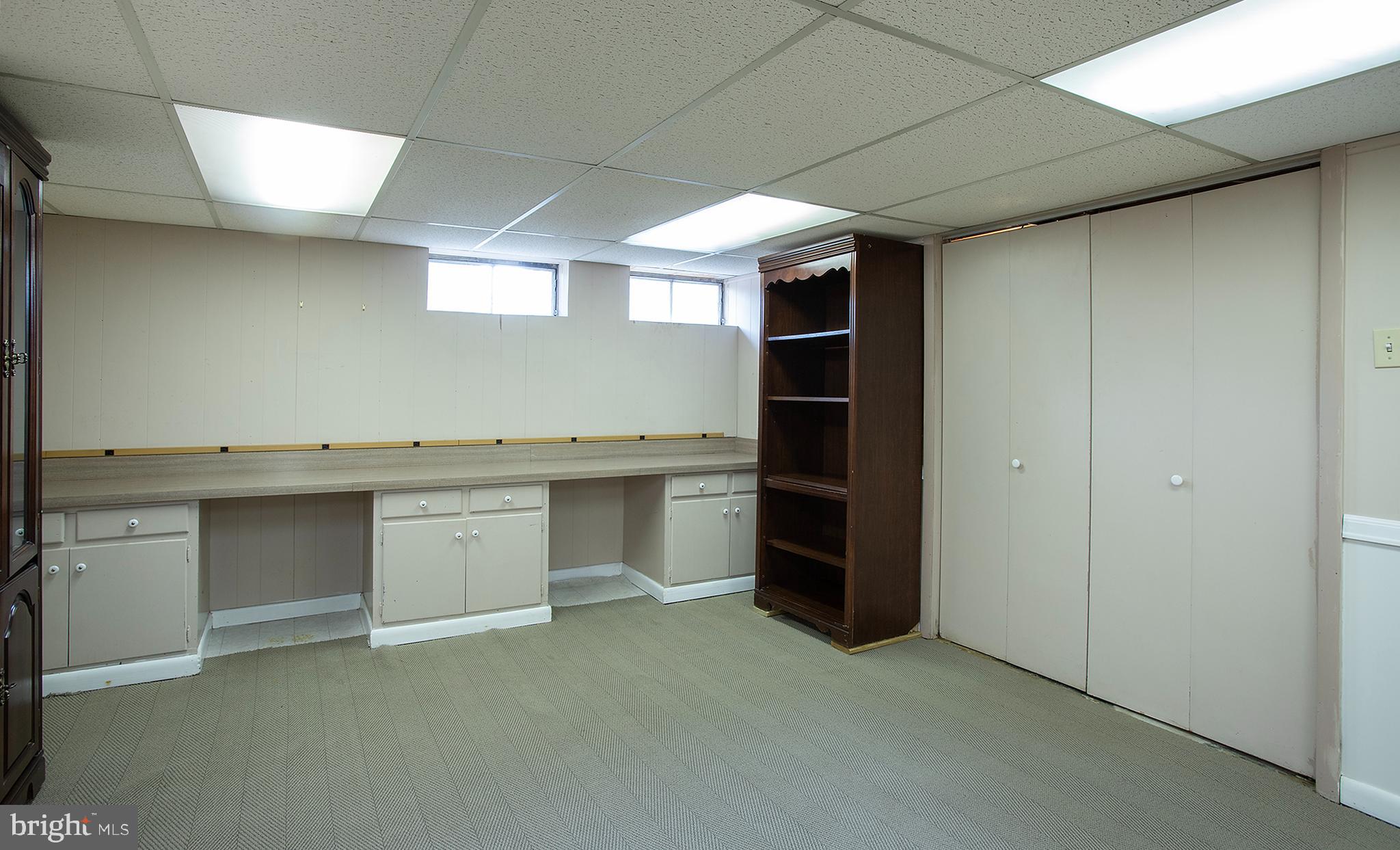 4310 Lakeview Road Harrisburg, PA 17112 - Photo 51 of 54 Built in work station