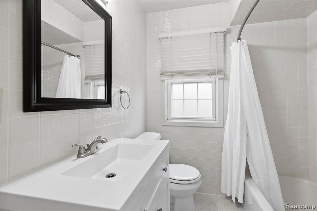1395 Roslyn Road Grosse Pointe Woods, MI 48236 - Photo 12 of 43