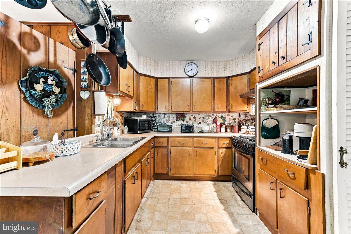1336 Lindsay Lane Rydal, PA 19046 - Photo 17 of 44 Ample Cabinet Space