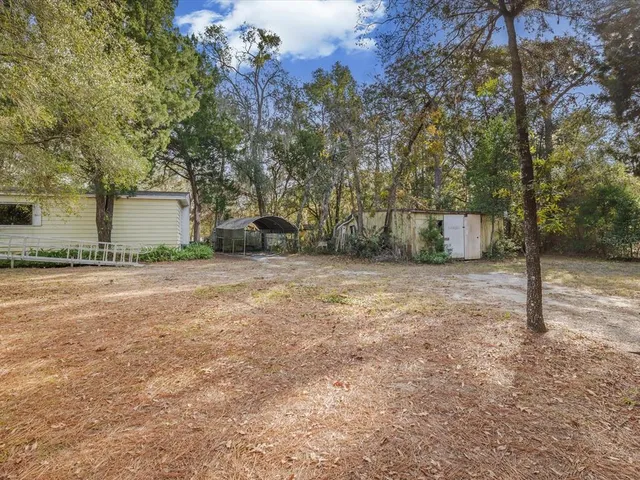 a view of a house with backyard