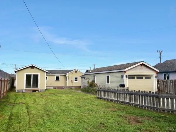 a view of a house with backyard
