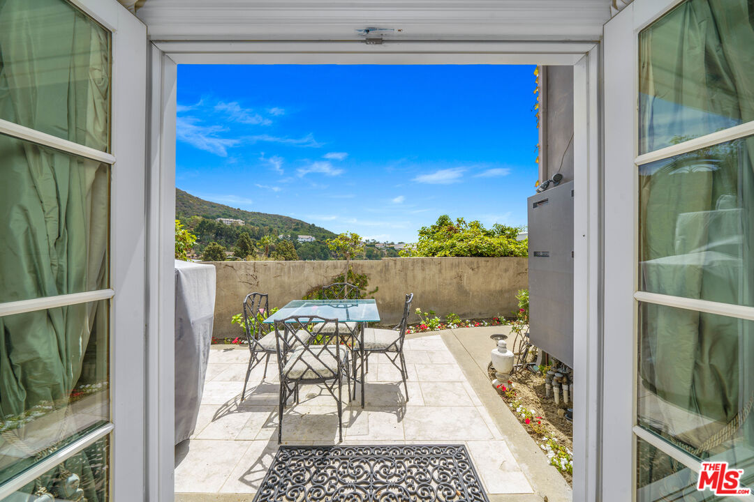 16632 Bienveneda Place Pacific Palisades, CA 90272 - Photo 13 of 62