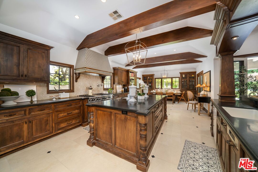 16632 Bienveneda Place Pacific Palisades, CA 90272 - Photo 4 of 62