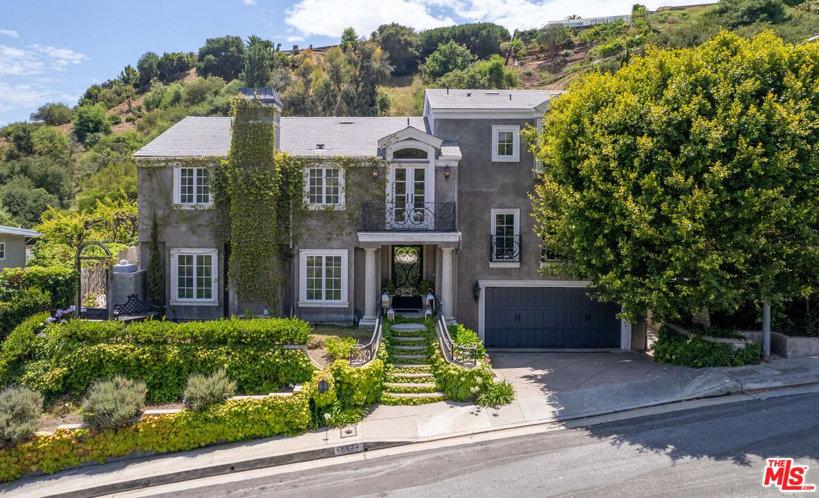 16632 Bienveneda Place Pacific Palisades, CA 90272 - Photo 61 of 62 front view of a house with a yard