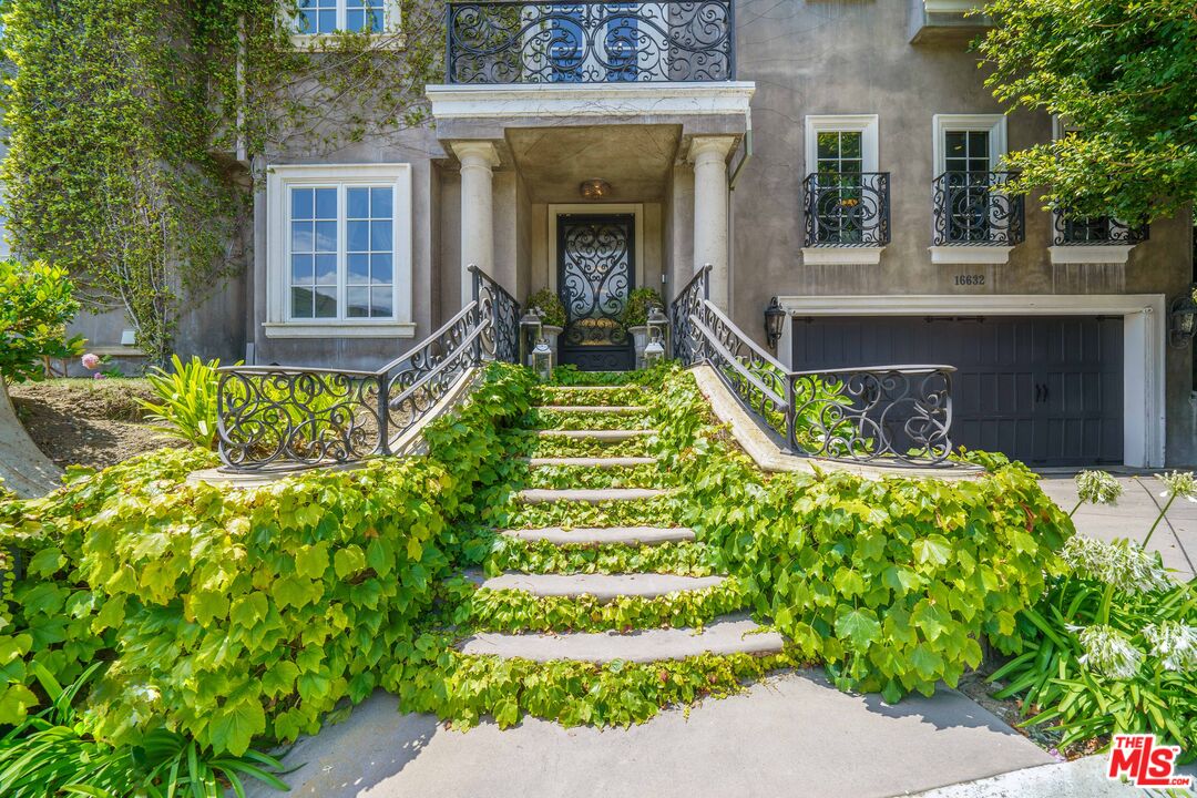 16632 Bienveneda Place Pacific Palisades, CA 90272 - Photo 9 of 62 a front view of a house with a yard