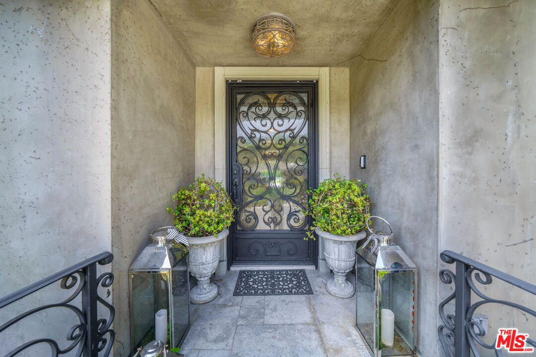 16632 Bienveneda Place Pacific Palisades, CA 90272 - Photo 10 of 62 a front view of a house with yard