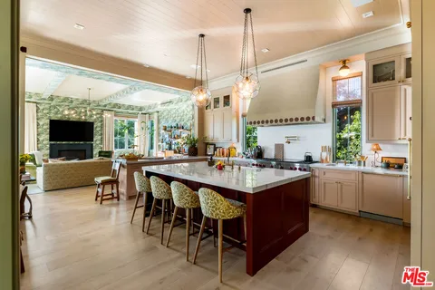 $18,995,000 | 1529 Amalfi Drive, Pacific Palisades, CA 90272