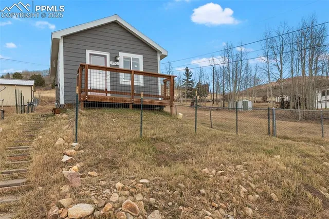 a view of a house with a backyard