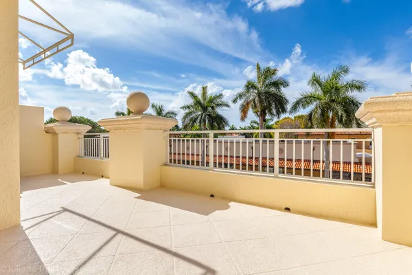 $2,295 | 99 Southeast Mizner Boulevard, Unit 323, Boca Raton, FL 33432