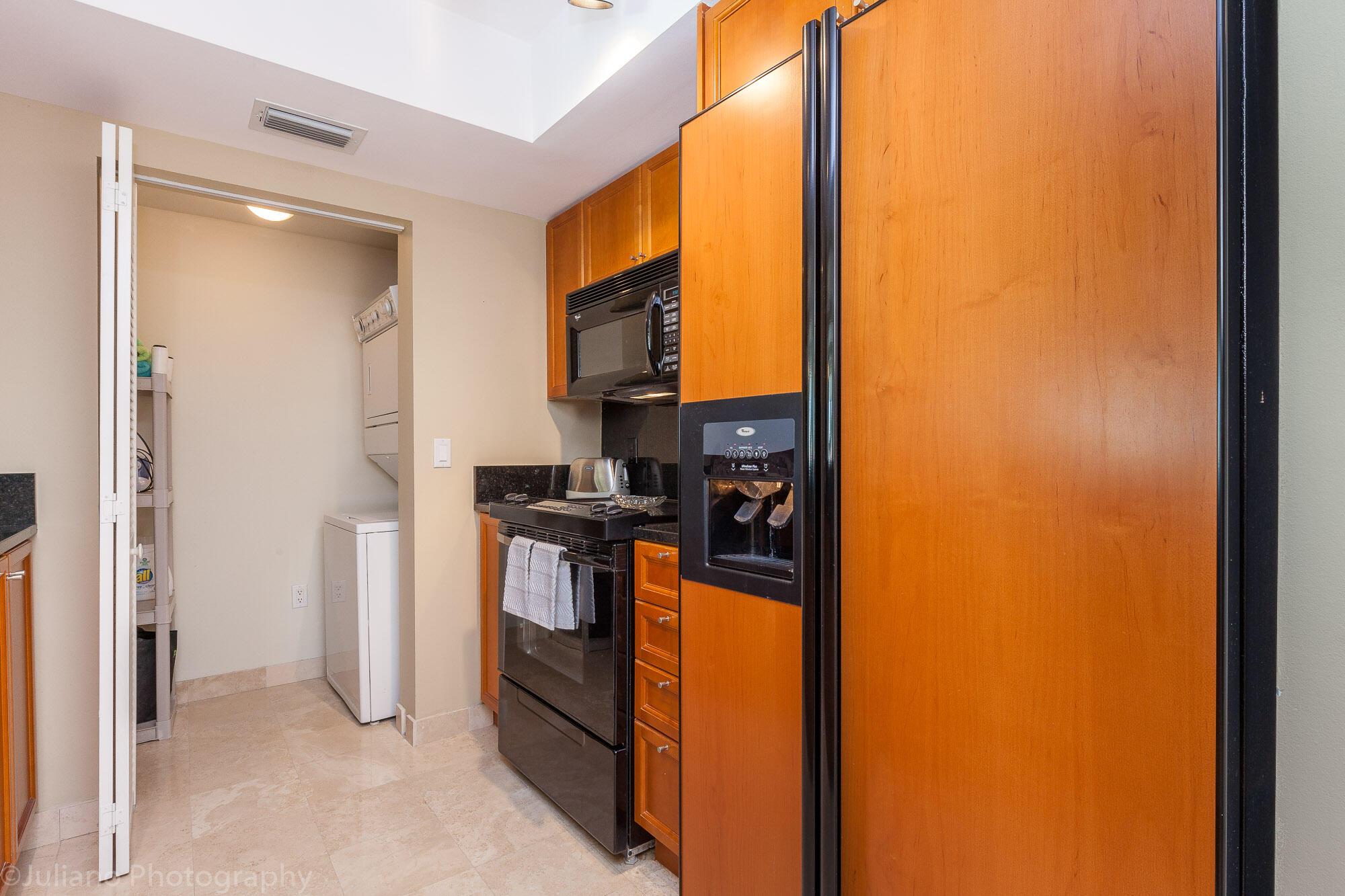 99 Southeast Mizner Boulevard, Unit 323 Boca Raton, FL 33432 - Photo 7 of 17 IMG_3497