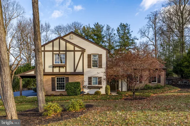 a view of entryway livingroom and hall