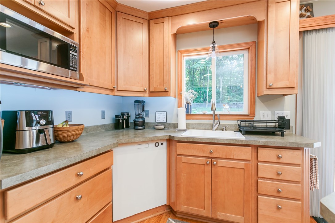 174 Dickinson Road Webster, NY 14580 - Photo 12 of 41