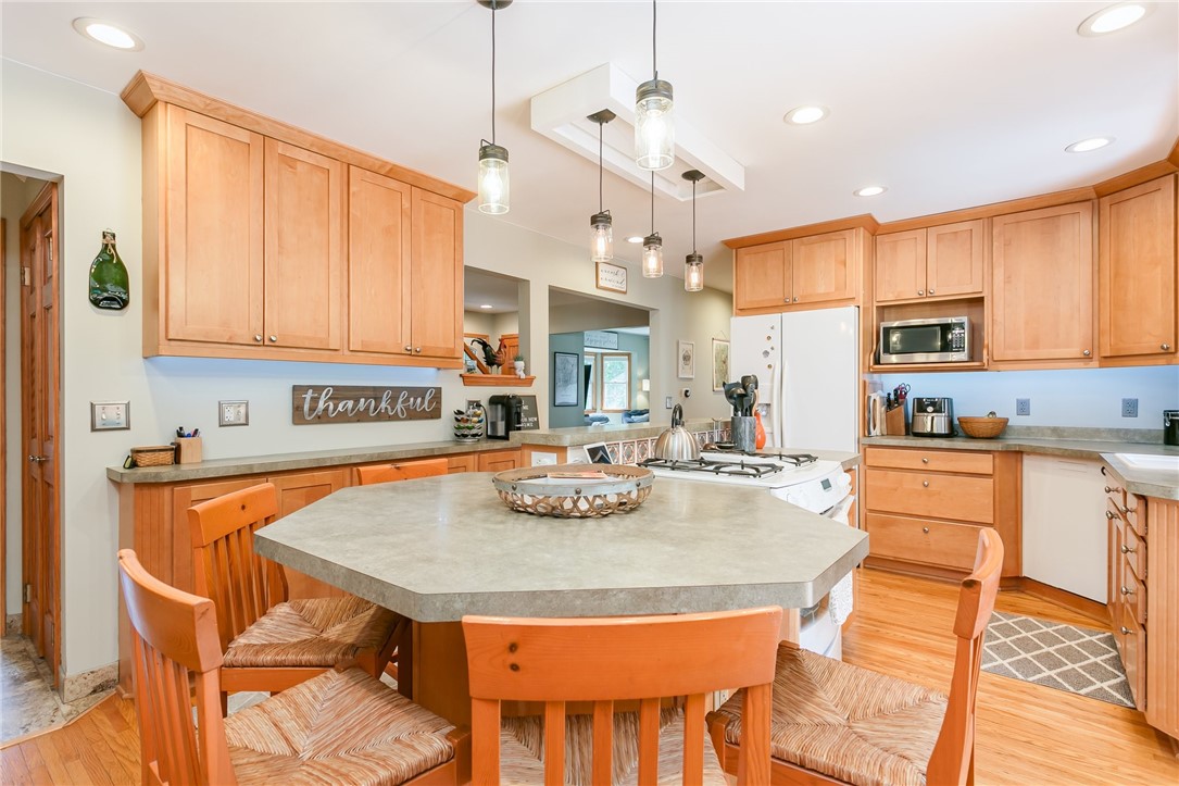 174 Dickinson Road Webster, NY 14580 - Photo 13 of 41