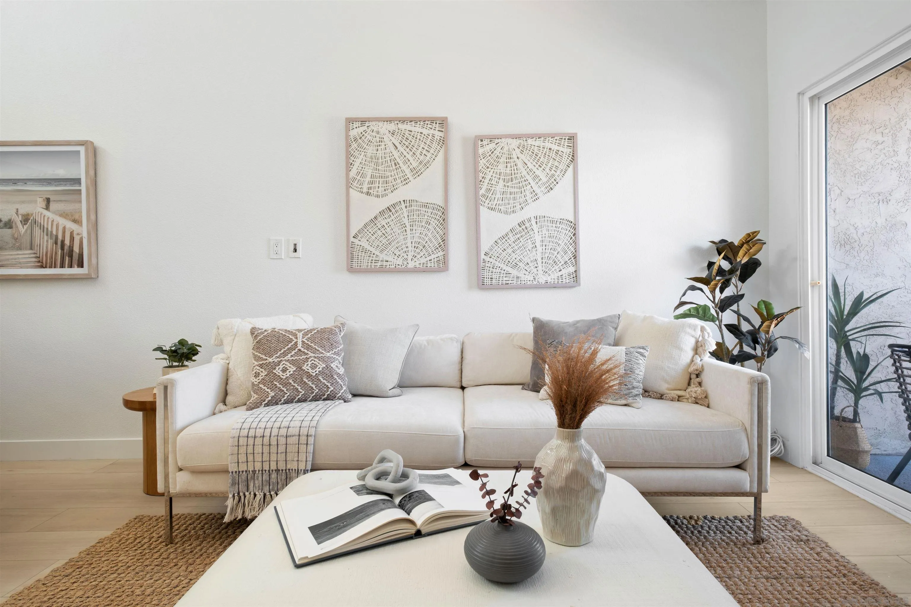 300 Roanoke Road, Unit 11 El Cajon, CA 92020 - Photo 3 of 28 a living room with furniture and a potted plant