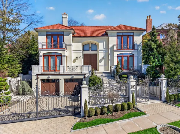 $4,990,000 | 17 North Drive | Whitestone