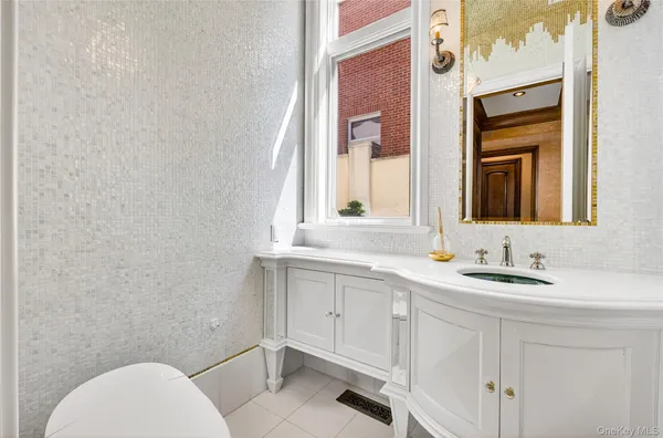 $4,990,000 | 17 North Drive | Whitestone