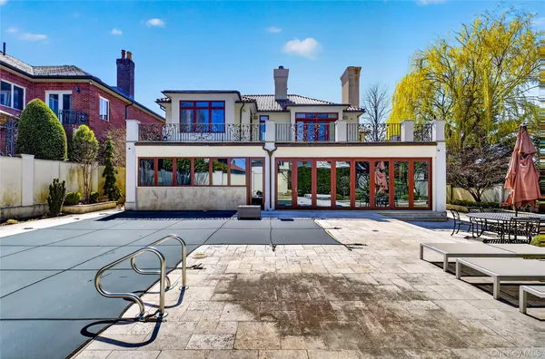 $4,990,000 | 17 North Drive | Whitestone