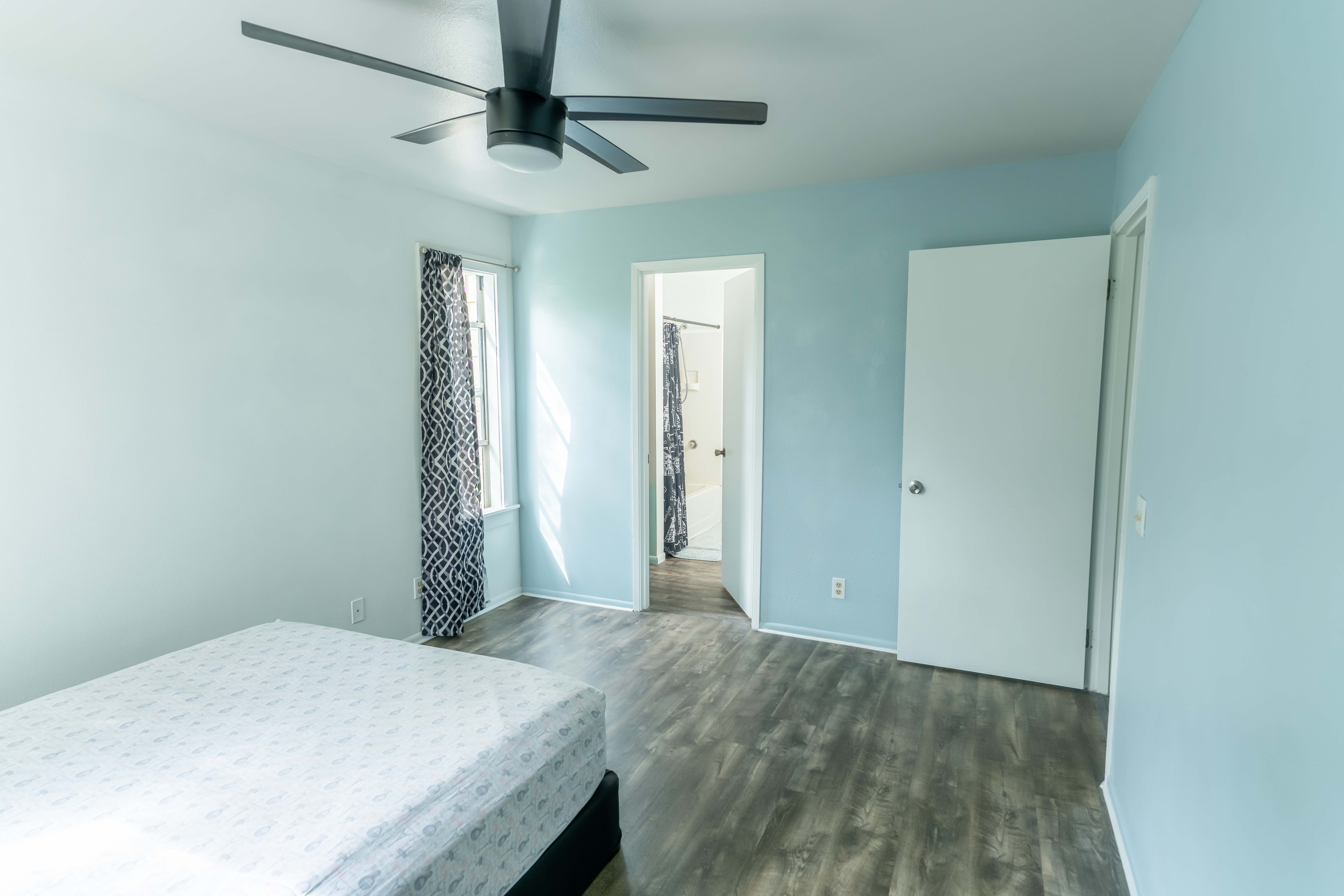 68-3831 Lua Kula Street, Unit L107 Waikoloa, HI 96738 - Photo 6 of 17 a bedroom with a bed and a chandelier