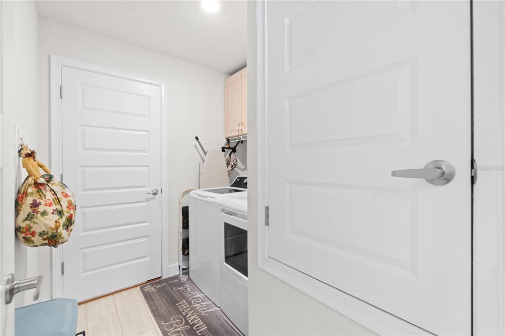10170 Southwest 78th Court Ocala, FL 34476 - Photo 22 of 43 a bathroom with a bathtub and shower