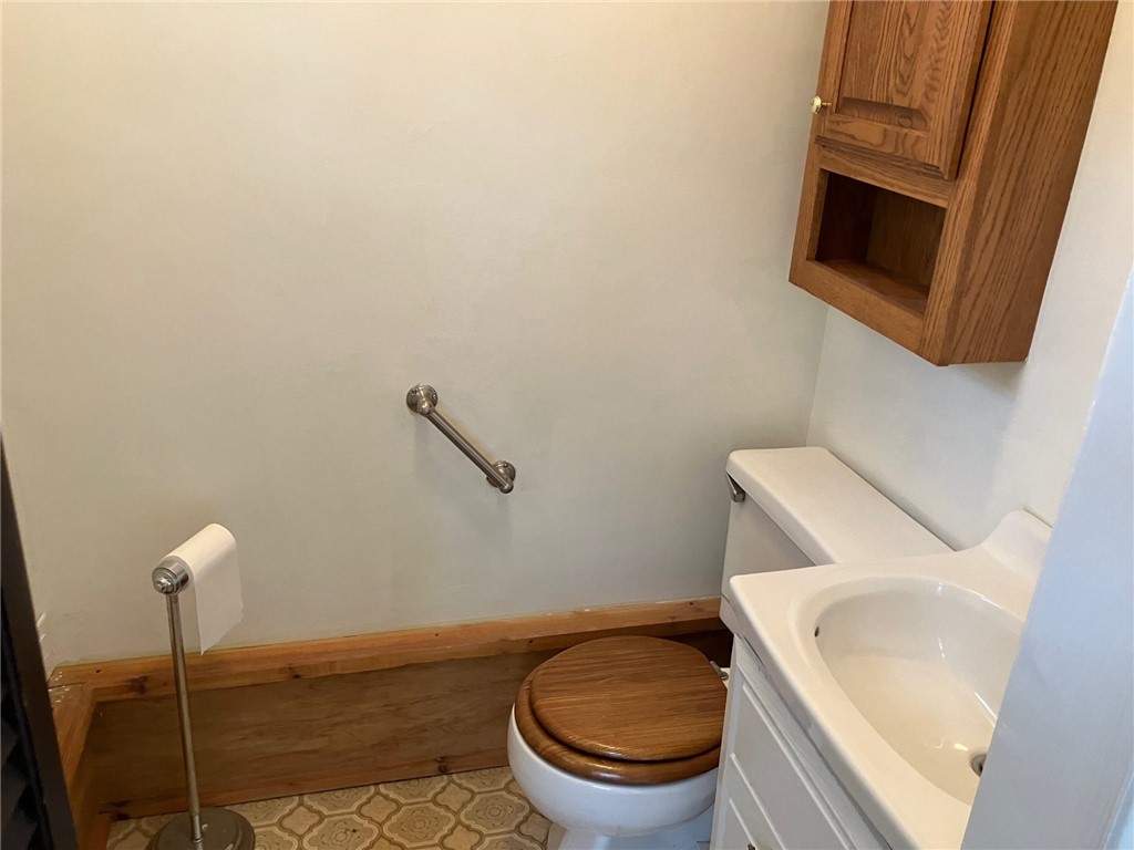 11 Deer Run Rochester, NY 14623 - Photo 8 of 29
First floor half bath off family room.