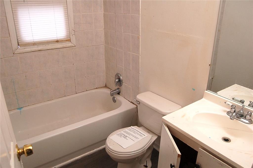 856 Beckwith Street Southwest Atlanta, GA 30314 - Photo 11 of 19 a bathroom with a sink a toilet and a bathtub