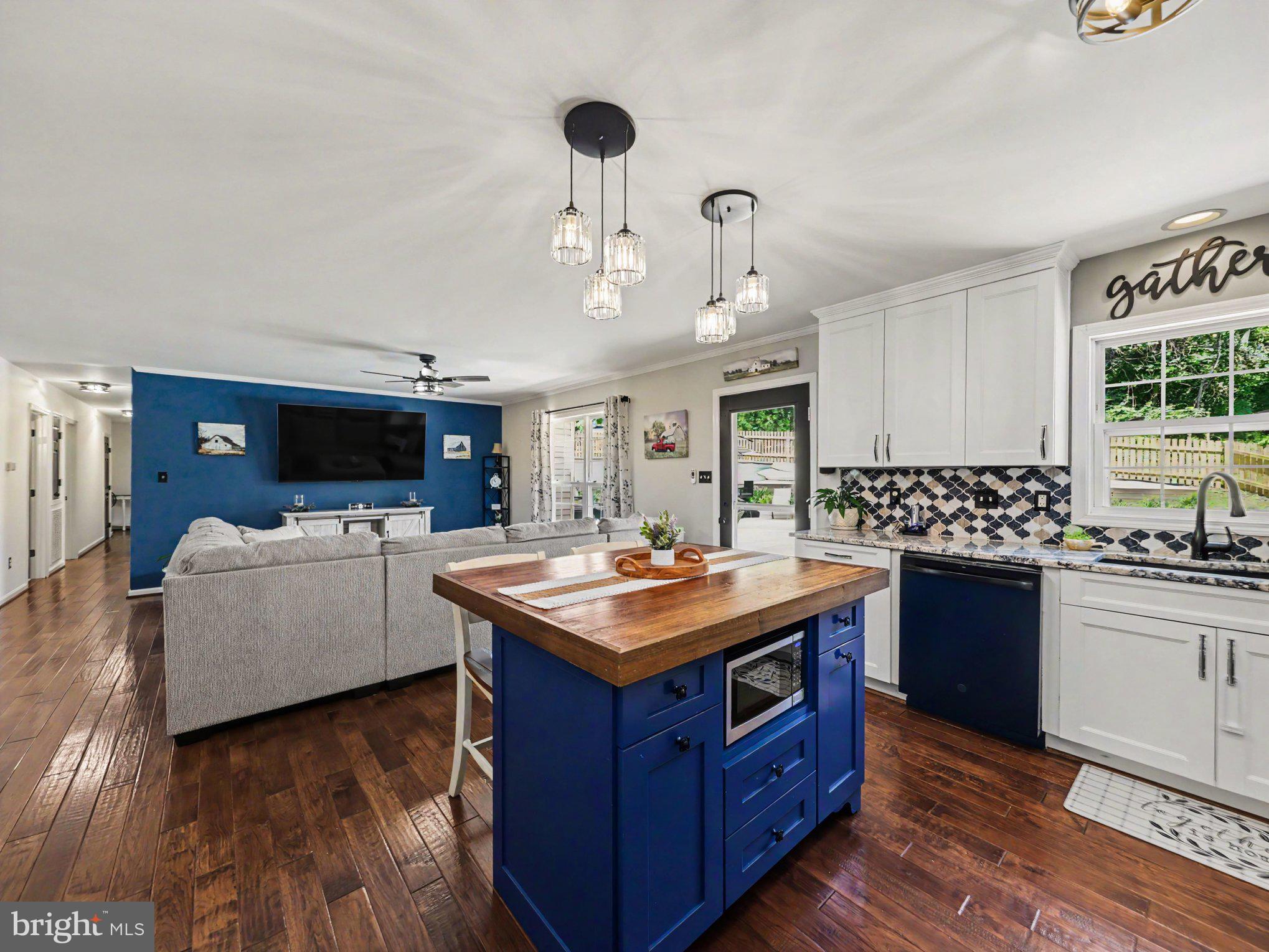 7462 Keith Road Warrenton, VA 20186 - Photo 5 of 37 Kitchen looking in to living room