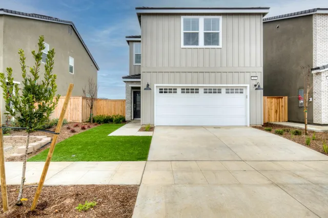 $2,600 | 905 Plum Tree Avenue, Clovis, CA 93619