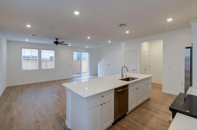 $2,600 | 905 Plum Tree Avenue, Clovis, CA 93619