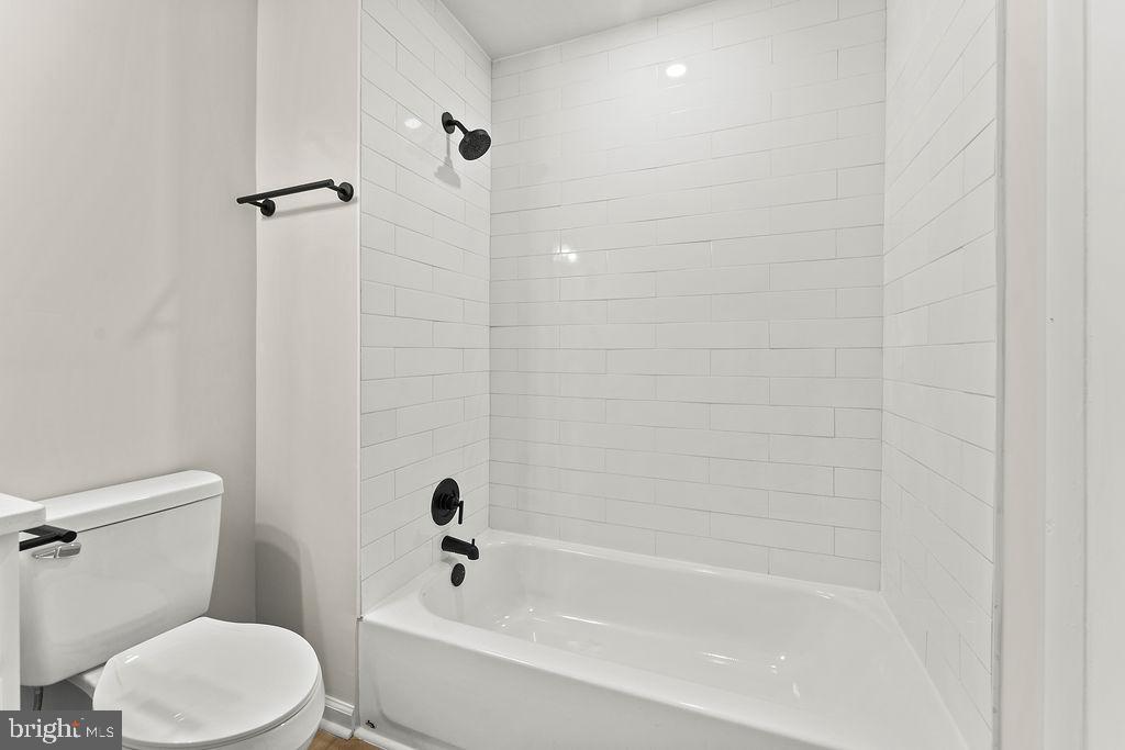 28494 Eddings Road Rhoadesville, VA 22542 - Photo 20 of 32 a bathroom with a bathtub and toilet