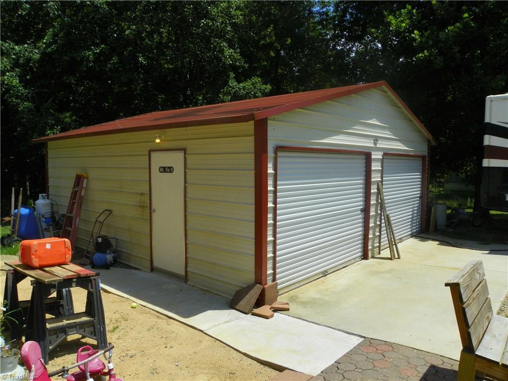 288 West Grove Road Lexington, NC 27295 - Photo 2 of 17 Garage