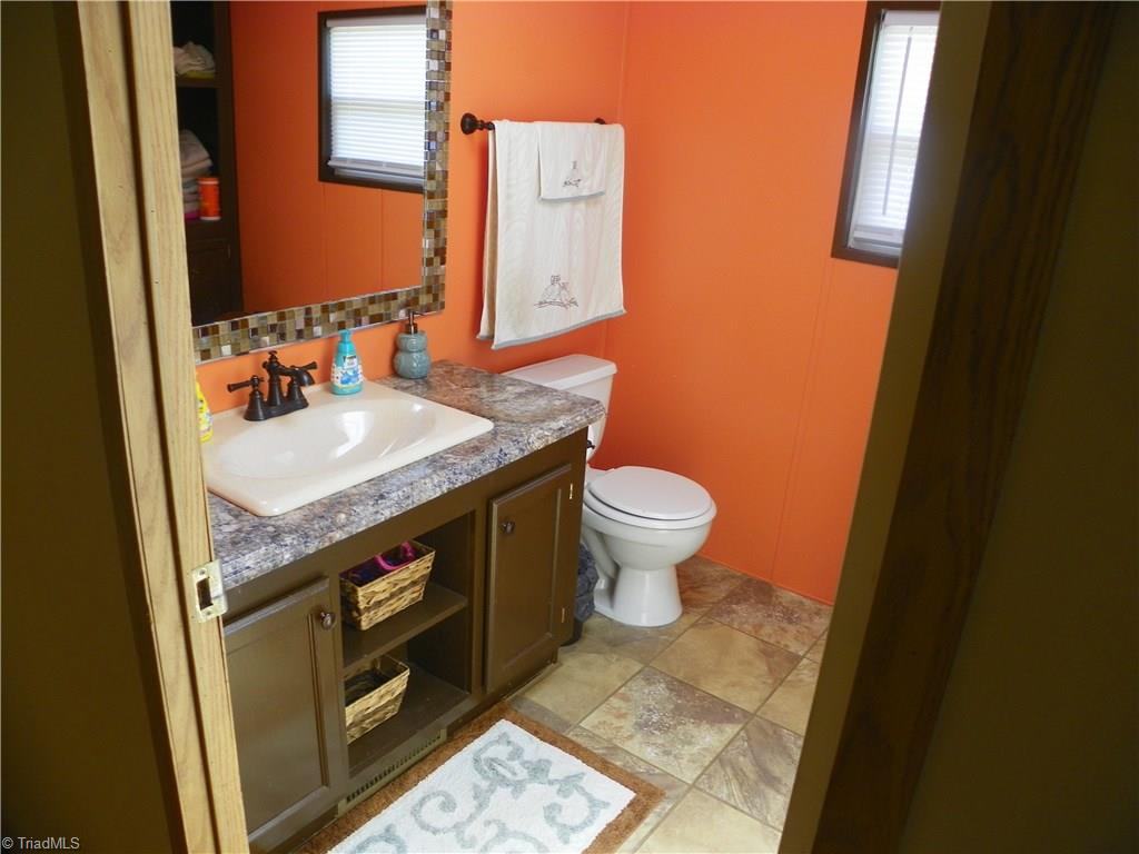288 West Grove Road Lexington, NC 27295 - Photo 14 of 17 Hall Bath