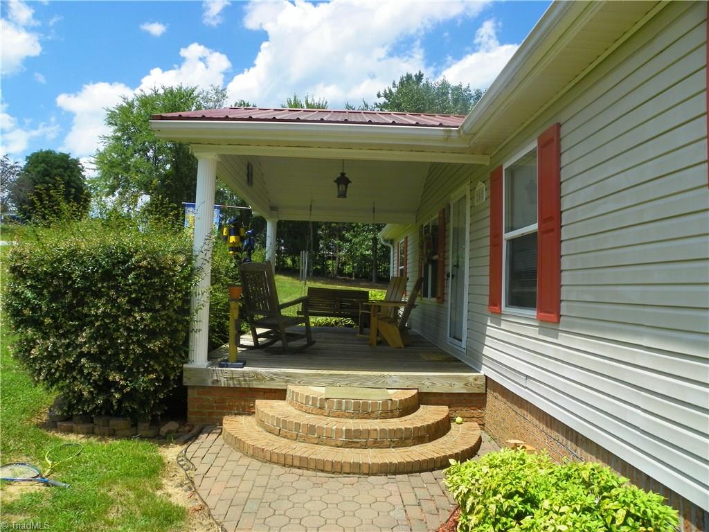 288 West Grove Road Lexington, NC 27295 - Photo 4 of 17 Covered front porch
